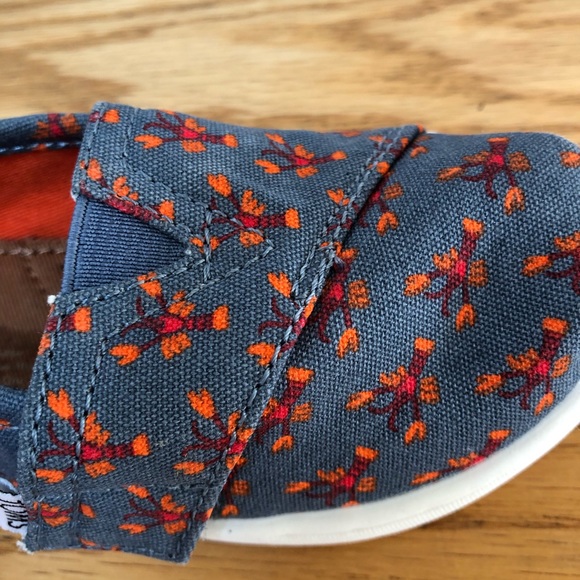 🦞 TOMS lobsters & gray flat w/Velcro size 6 🦞 - Picture 3 of 7